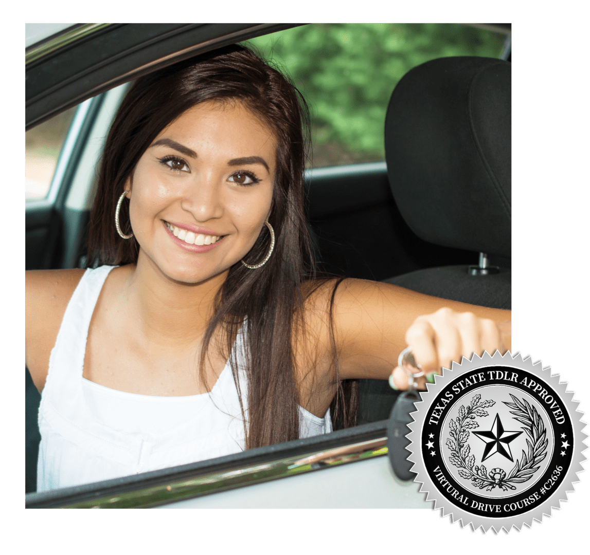 Mujer adulta sonriendo en un auto, lista para comenzar su experiencia de conducción.